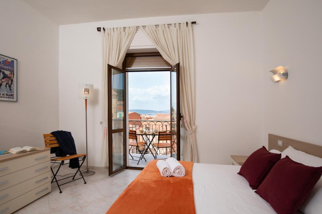 Old Charm - Seaview Apartment Ла Мадалена Екстериор снимка